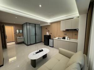 un soggiorno con un divano bianco e un tavolo di Four Seasons Hotel a Vientiane