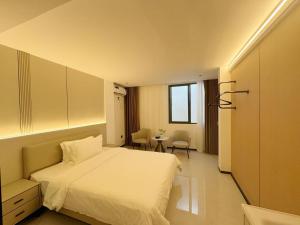 una stanza d'albergo con un letto e un tavolo di Four Seasons Hotel a Vientiane