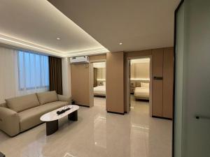 un soggiorno con un divano e un tavolo di Four Seasons Hotel a Vientiane