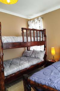 ein Schlafzimmer mit zwei Etagenbetten und einem Fenster in der Unterkunft KEDOVO Cottages in Nyeri
