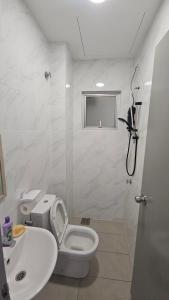 Et badeværelse på Bayu Temiang Residence - Be Cityscape Haven + 5 billeder