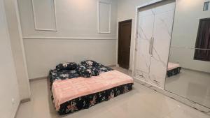 una piccola camera da letto con un letto e uno specchio di Teem Living Jogja a Jejeran