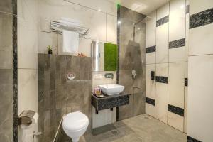 ein Badezimmer mit Toilette und Waschbecken in der Unterkunft Hotel Global Inn in Amritsar + 88 Fotos