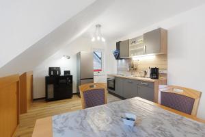 een keuken met een tafel en stoelen in een kamer bij Ferienwohnung Westfeld in Bestwig