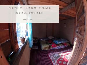 een kleine kamer met twee bedden en een raam bij Cliff Seek in Kalgha