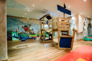 een kinderkamer met glijbaan en speeltoestellen bij Hotel Garni Alpenjuwel in Serfaus
