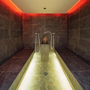 een badkamer met een douche met rode verlichting bij Hotel Garni Alpenjuwel in Serfaus +52 foto's