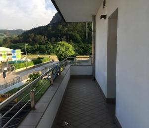 een balkon van een gebouw met uitzicht op een straat bij Cameras Mori in Mori