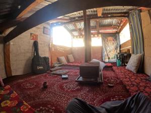 een kamer met een bed en een gitaar in een kamer bij Cliff Seek in Kalgha