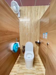 ein Bad mit einem WC und einem Ventilator in der Unterkunft Nora Bukit Hotel in Ban Sam Kong + 38 Fotos