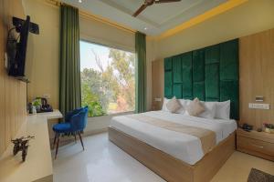 ein Schlafzimmer mit einem großen Bett und einem Fenster in der Unterkunft Hotel Global Inn in Amritsar