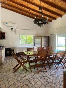 ein Esszimmer mit Tisch und Stühlen in der Unterkunft Corazón de Buey in Gualeguaychú