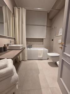 een badkamer met een bad, een wastafel en een toilet bij Mater Domini in Chieti