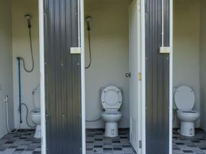 un groupe de trois toilettes dans une salle de bains dans l'établissement Ozone Valley Camp Khaoyai, à Nong Nam Daeng
