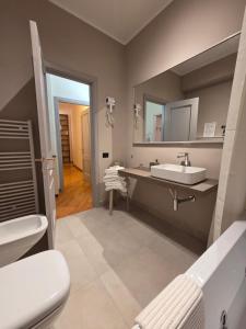 een badkamer met een wastafel en een spiegel bij Mater Domini in Chieti +34 foto's