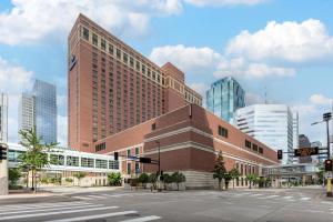 Hilton Minneapolis في مينيابوليس: مبنى من الطوب كبير في وسط المدينة