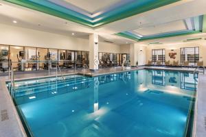 Hilton Minneapolis في مينيابوليس: حمام سباحة كبير بمياه زرقاء