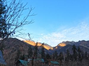 een uitzicht op de bergen met de zon erop schijnend bij Cliff Seek in Kalgha