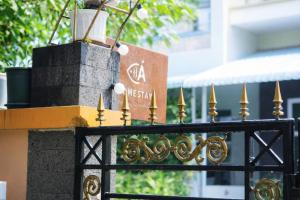 Et logo, certifikat, skilt eller en pris der bliver vist frem på Cá Homestay