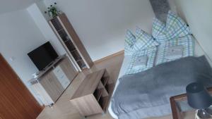 een slaapkamer met een bed en een flatscreen-tv bij Ferienwohnung Pichlarn in Aigen im Ennstal