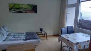 een woonkamer met een bed en een televisie bij Ferienwohnung Pichlarn in Aigen im Ennstal +69 foto's