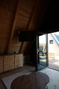 een woonkamer met een grote glazen schuifdeur bij United Villas in Pogradec