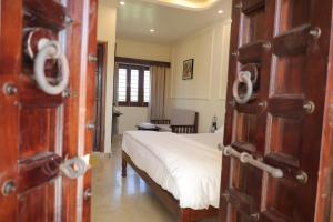 ein Schlafzimmer mit einem Bett und ein Zimmer mit einer Tür in der Unterkunft Chandra Bagh in Māvli + 25 Fotos