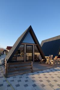 een paviljoen met een schuin dak op een patio bij United Villas in Pogradec