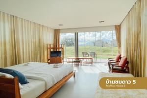 Giường trong phòng chung tại Rairuenrom