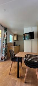 een eetkamer met een tafel en twee stoelen bij Studiotel premium 2 personnes in Pamiers