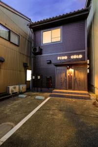 un bâtiment avec un magasin portant une enseigne dans l'établissement PINO te COLO, à Kanazawa