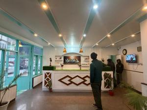 卡索尔Rose Garden的站在商店柜台上的人