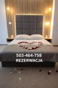 Postel nebo postele na pokoji v ubytování Resort EDEN - domki, pokoje, apartamenty, sauna, jacuzzi