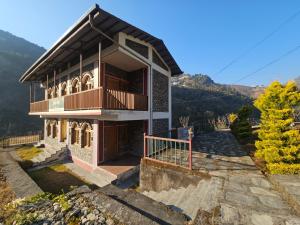 a house with a balcony on top of a hill at Jaibari Basa in Ukhimath