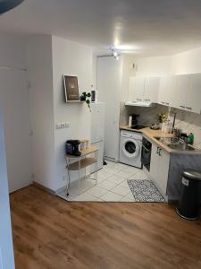 Kuchyň nebo kuchyňský kout v ubytování Le petit cocon argentois proche Bezon-La Défense