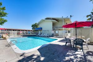 Bazén v ubytování Motel 6-Carson City, NV nebo v jeho okolí