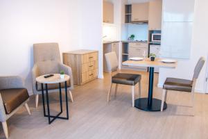 Kuchyň nebo kuchyňský kout v ubytování Résidence Nouvelles Sylphides Carrières-sous-Poissy