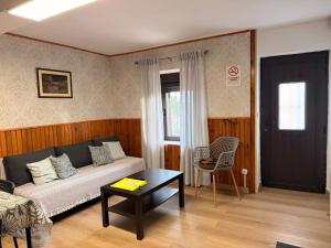 ein Wohnzimmer mit Sofa und Tisch in der Unterkunft Casa Escalones in Villalba