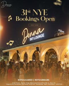 een groep mensen die voor een gebouw staan bij Yogi Metropolitan in Navi Mumbai