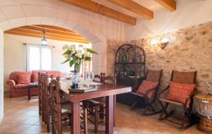 een eetkamer met een houten tafel en stoelen bij Villa Sa Mata in Campanet