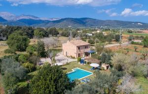 een luchtzicht op een villa met een zwembad en een huis bij Villa Sa Mata in Campanet