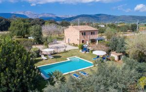 een buitenaanzicht van een villa met zwembad bij Villa Sa Mata in Campanet