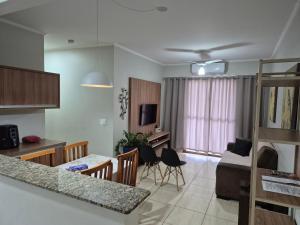 una cucina e un soggiorno con tavolo e sedie di Olímpia Temporada Cond. Villagio a Olímpia