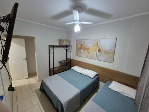 una camera da letto con due letti e un ventilatore a soffitto di Olímpia Temporada Cond. Villagio a Olímpia Altre 59 foto