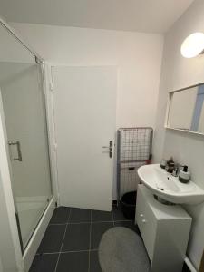 Koupelna v ubytování Le petit cocon argentois proche Bezon-La Défense