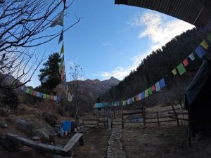 een uitzicht op een berg met vlaggen die eraan hangen bij Cliff Seek in Kalgha