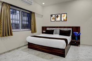 En eller flere senge i et værelse på Super Townhouse Ganesh Tekdi Temple Nagpur