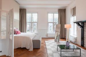 En eller flere senge i et værelse på Hotel het Oude Raadhuis + 39 billeder