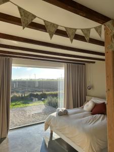 une chambre avec un lit et une grande fenêtre dans l'établissement Studio34, à Hauwert