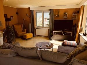 een woonkamer met een bank en een televisie bij Centurio 5 in Baselaugst